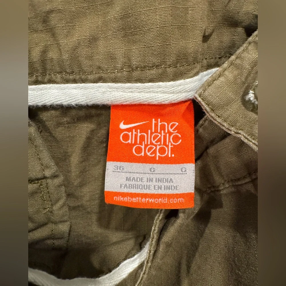 Nike cargo shorts Euc 

Bundle and save - Picture 2 of 4
